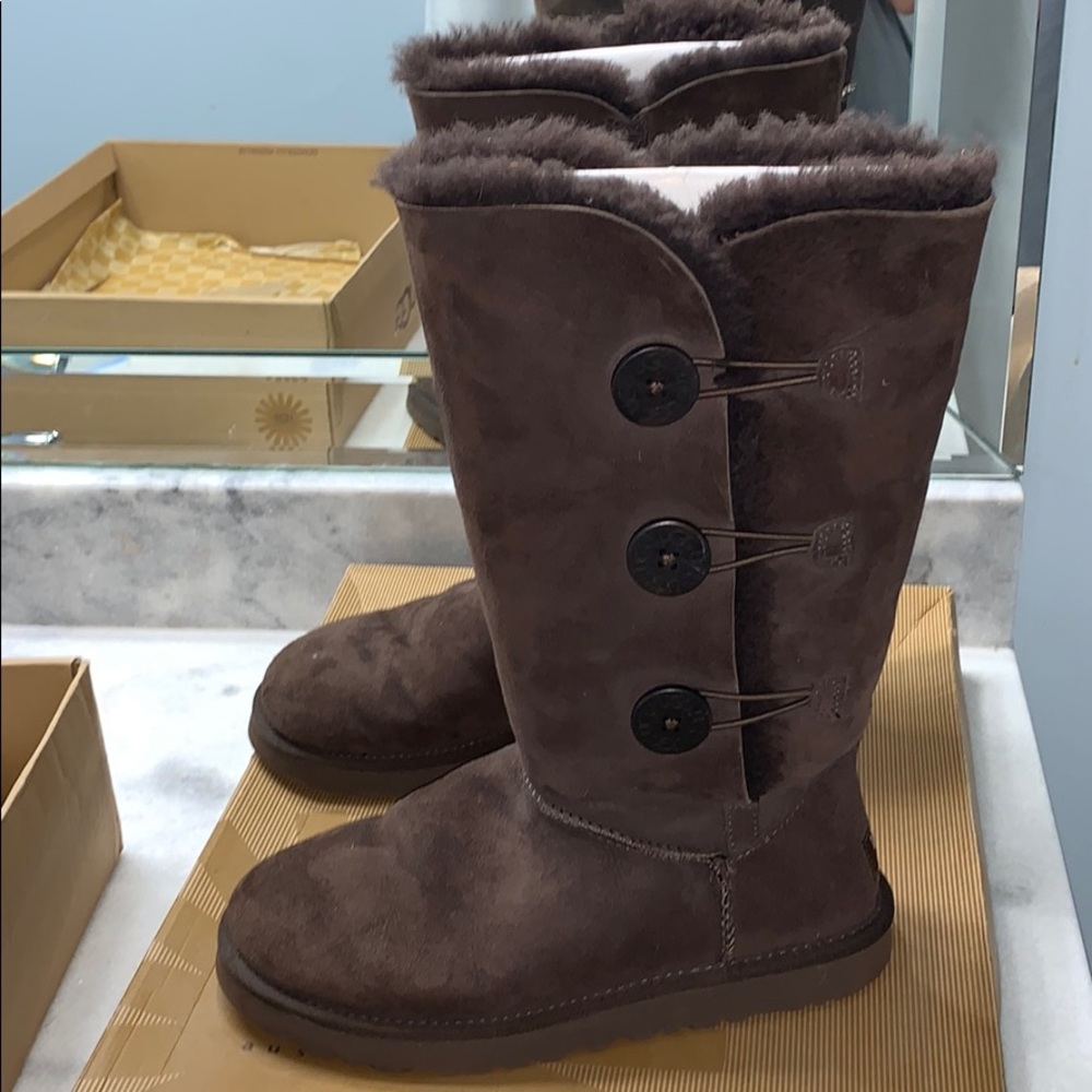 Ugg Bailey Button sz 8 chocolate brown